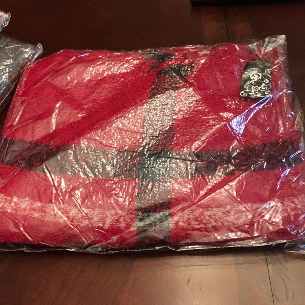 Hooded Cape - Picture 5 of 5